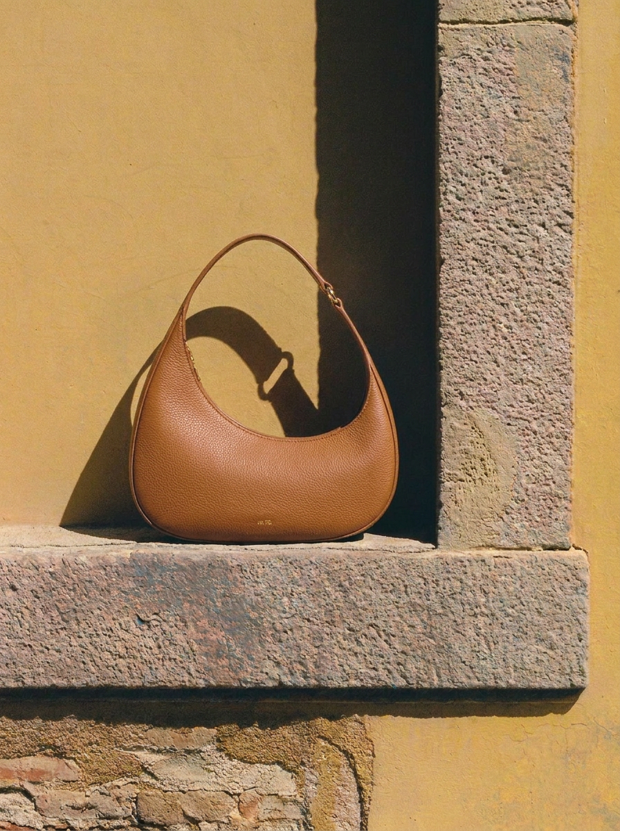 AI image-to-image result: Replace the bag with the other one